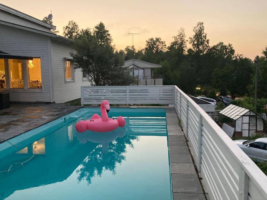 Villa Med Pool Och Bara 600M Till Havet! Trosa Exterior photo