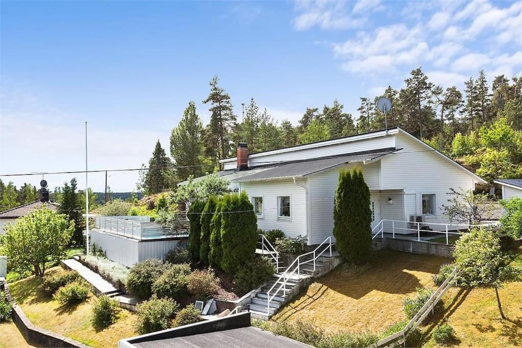 Villa Med Pool Och Bara 600M Till Havet! Trosa Exterior photo